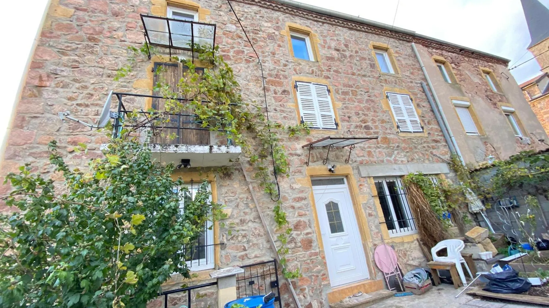 Jolie Maison En Pierres Cuinzier 0*,  France